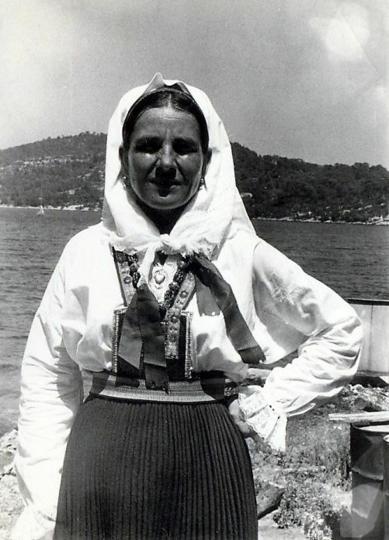 1.-Ženska-narodna-nošnja-s-otoka-Mljeta,-1980-ih,-prikupio-Anko-Dabelić,-KUD-Natko-Nodilo