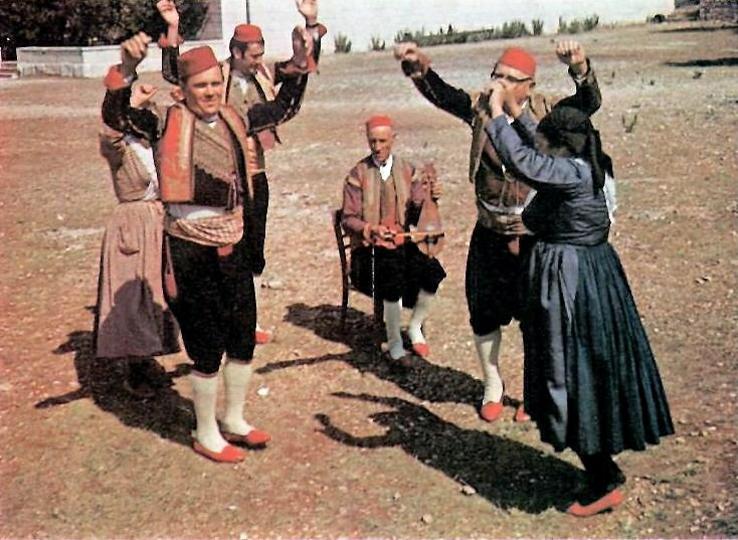 11.-Članovi-folklorne-grupe-iz-Osojnika,-Narodne-nošnje-Dub.-primorja,1985.
