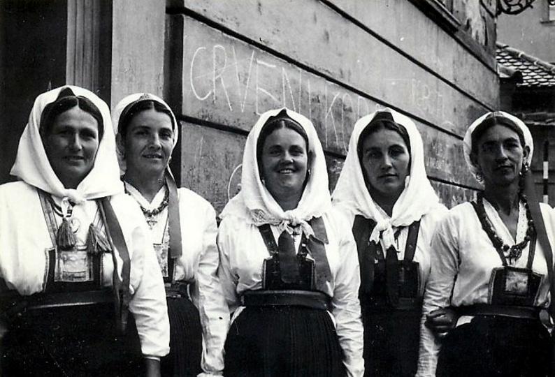 2.-Ženska-narodna-nošnja-s-otoka-Mljeta,-1980-ih,-prikupio-Anko-Dabelić,-KUD-Natko-Nodilo