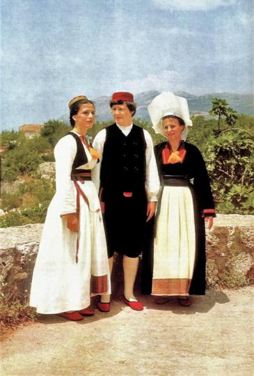 45.-Konavljanin-sa-ženom-i-djevojkom,-Čilipi-kod-Dubrovnika,-Narodne-nošnje-Hrvatske,-1975.