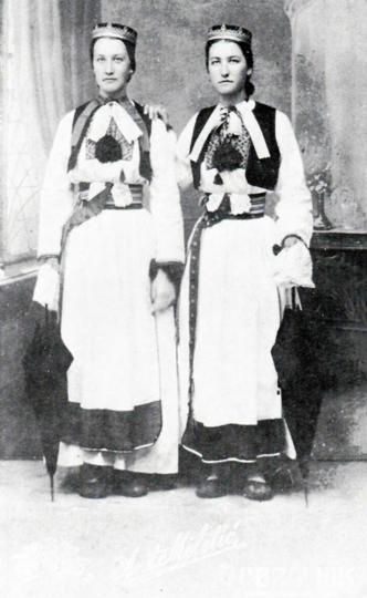 58.-Dvije-djevojke-u-svečanoj-nošnji,-obiteljski-album,-1920.