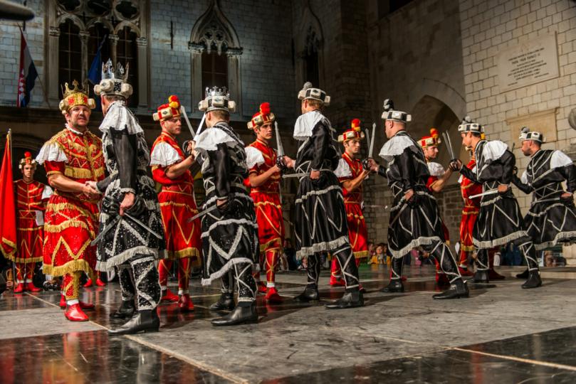 1.-Mačevni-ples-Moreška,-KUD-Moreška---Korčula,--Nastup-na-Stradunu,-Dubrovnik,--2013.