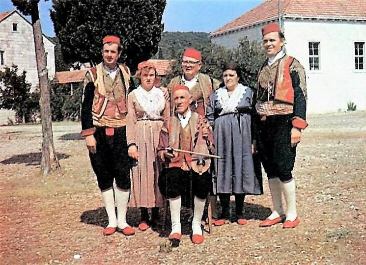 10.-Članovi-folklorne-grupe-iz-Osojnika,-1973.