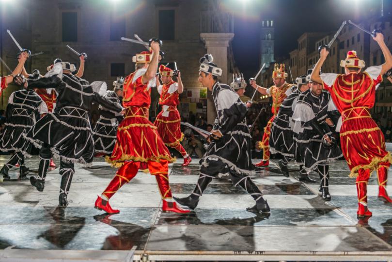 3.-Mačevni-ples-Moreška,-KUD-Moreška---Korčula,--Nastup-na-Stradunu,-Dubrovnik,--2013.