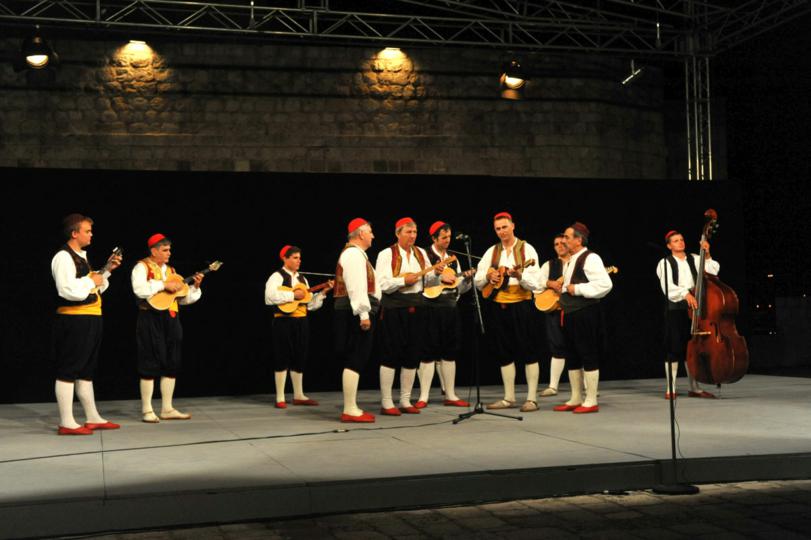 FAL-D1448,-Nastup-orkestra-na-Dubrovačkim-ljetnim-igrama,-tvrđava-Revelin,-2012.-1
