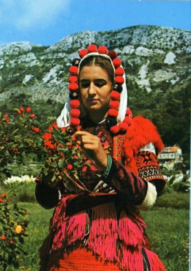 FAL-D1459,-Ženska-narodna-nošnja-iz-Mariova,-Makedonija,-1973.
